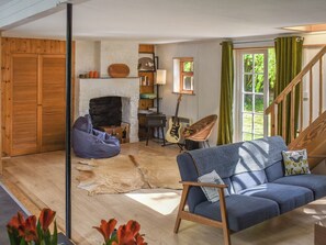 TV, fireplace - Hollybush Studio - UK39054 (Datchworth, near Knebworth)