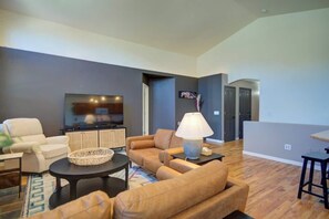 Smart TV, fireplace - Picturesque 'Pueblo' at Palmer Lake Sleeps 14 (Palmer Lake)