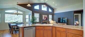 Picturesque 'Pueblo' at Palmer Lake Sleeps 14