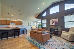 Smart TV, fireplace - Picturesque 'Pueblo' at Palmer Lake Sleeps 14 (Palmer Lake)