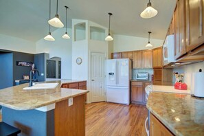Fridge, microwave, oven, stovetop - Picturesque 'Pueblo' at Palmer Lake Sleeps 14 (Palmer Lake)