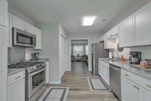 Fridge, microwave, oven, stovetop - CHAS, SUMMRVLL/NEXTON Comfort  Near Everything! (Summerville)