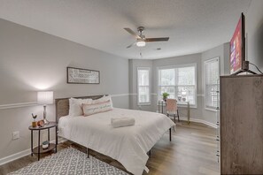 3 bedrooms, desk, iron/ironing board, free WiFi