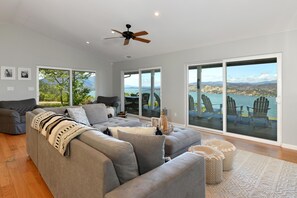 Una Smart TV, libros