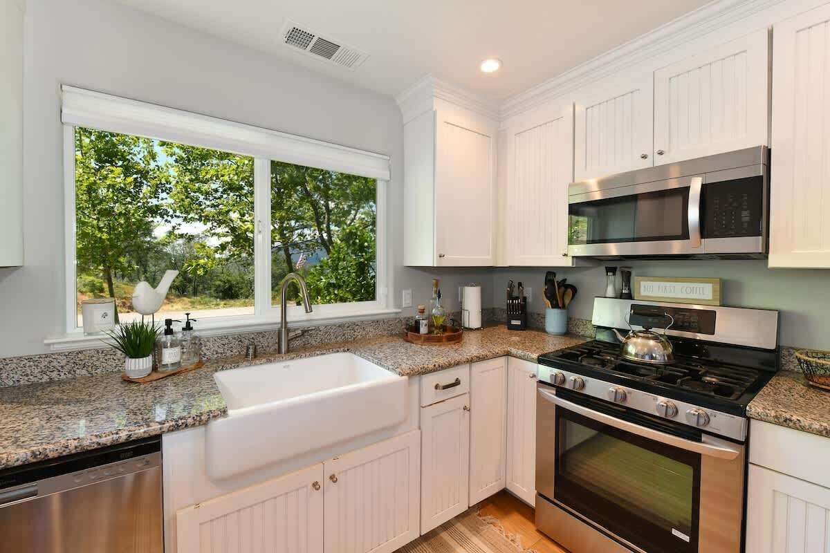 Jääkaappi, mikroaaltouuni, uuni, liesi