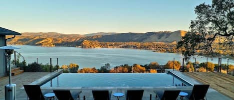 Piscine à débordement, piscine chauffée