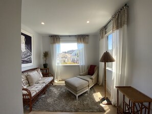 Stereo - Extensively remodeled Marina style building in the heart of SF (San Francisco)