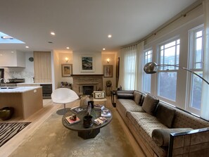 Stereo - Extensively remodeled Marina style building in the heart of SF (San Francisco)