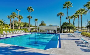 Alberca al aire libre y alberca climatizada