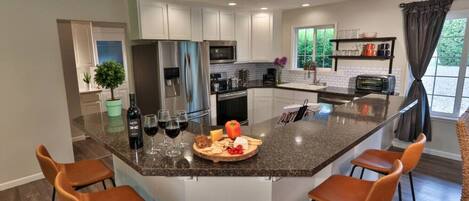 Réfrigérateur, micro-ondes, four, plaque de cuisson