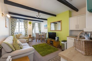 Smart TV - Cosy Beachside Apartment, Spectacular Views in Picturesque Village. (Whitby)