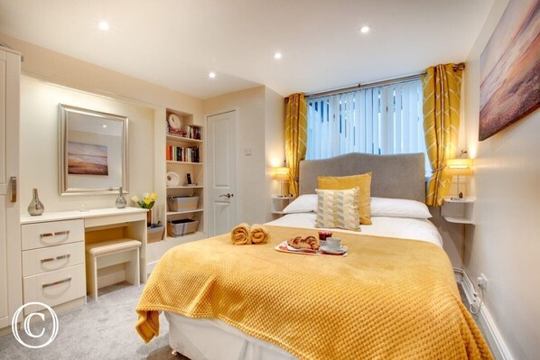 2 soveværelser, pengeskab på værelset, strygejern/strygebræt