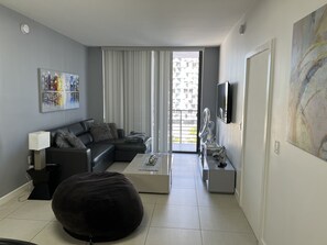 Living area - Amazing Apartment Downtown Doral *Super Clean* New Listing* Close to Everything (Doral)