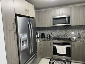 Private kitchen - Amazing Apartment Downtown Doral *Super Clean* New Listing* Close to Everything (Doral)
