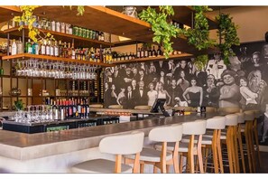 Bar (on property) - Amazing Apartment Downtown Doral *Super Clean* New Listing* Close to Everything (Doral)