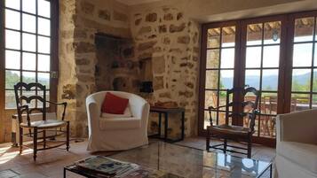 Televisie, een computerscherm en een printer