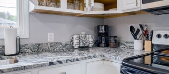 Hamilton in heart of Omaha! Multi family and group friendly! The perfect space!!