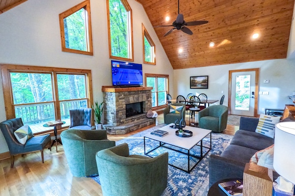 Smart TV, lareira, DVD player, mesa de pingue-pongue