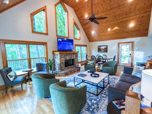 Private Cabin Getaway w/ Fireplace, View & Games 🏔️⛳️