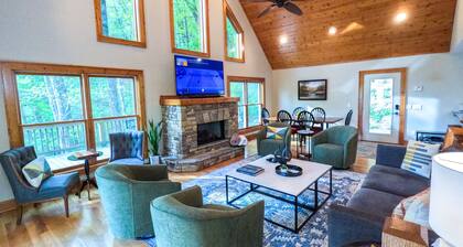 Private Cabin Getaway w/ Fireplace, View & Games 🏔️⛳️