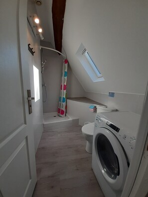 Regadera, secadora de cabello, toallas, jabón 