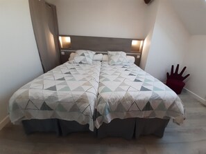 2 habitaciones, tabla de planchar con plancha y cuna de viaje 