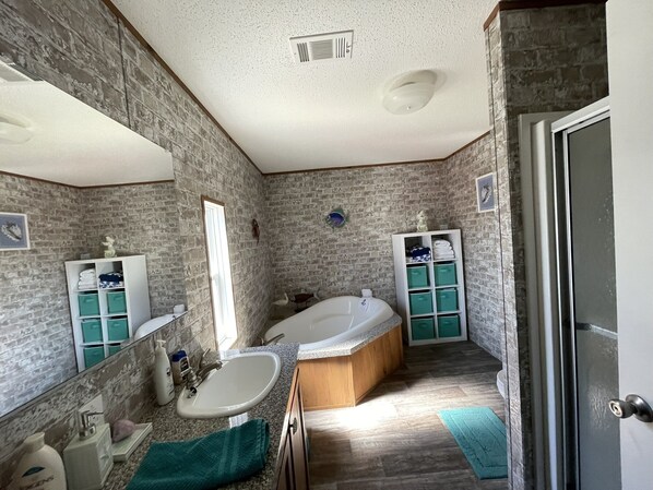 Combined shower/tub, towels, soap, toilet paper
