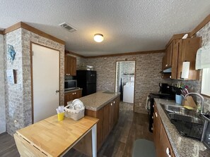 冷蔵庫、電子レンジ、オーブン、コンロ