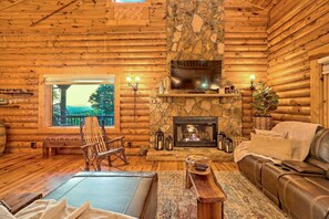 Una Smart TV, una chimenea, un reproductor estéreo