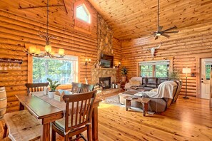 Smart-tv, eldstad och en stereo