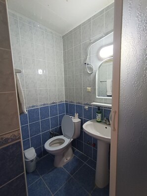 Apartamento familiar | Baño | Ducha, cabezal de ducha tipo lluvia y toallas
