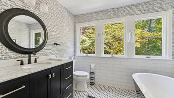 Combined shower/bathtub, towels, toilet paper