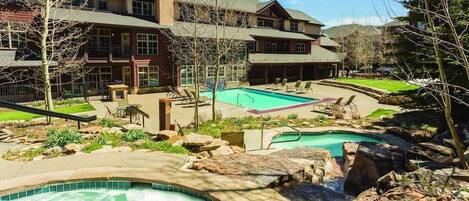 Piscina coperta, piscina all'aperto