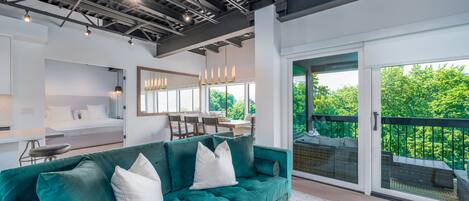 Smart TV, fireplace, stereo
