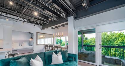 5 Star Penthouse Condo with 2 beds on the Lakefront Downtown Kelowna