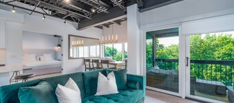 5 Star Penthouse Condo with 2 beds on the Lakefront Downtown Kelowna