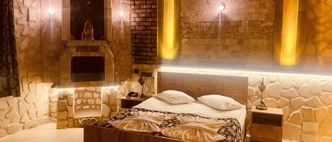 Luksussviitti | Ylelliset vuodevaatteet, työpöytä