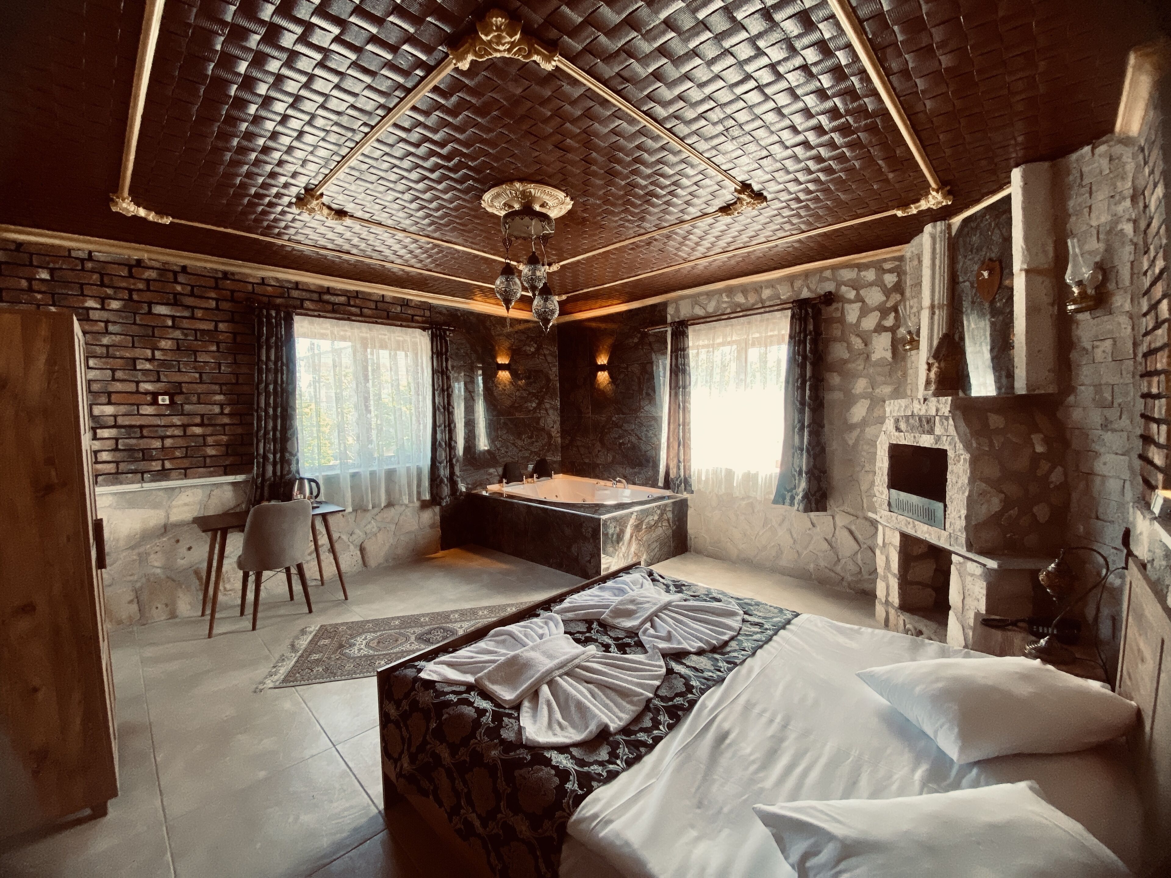 Suite Luxury | Biancheria da letto di alta qualità, una scrivania, postazione laptop