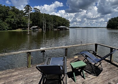Cozy Cabin with Screened Porch and Fishing Dock on Lake D'Arbonne