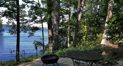 Cozy Cabin with Screened Porch and Fishing Dock on Lake D'Arbonne