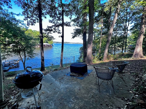 Cozy Cabin with Screened Porch and Fishing Dock on Lake D'Arbonne