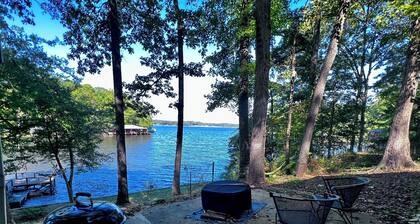 Cozy Cabin with Screened Porch and Fishing Dock on Lake D'Arbonne