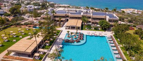 Piscine extérieure, parasols de plage, chaises longues