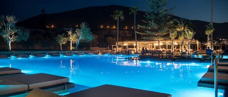 Outdoor pool, pool umbrellas, sun loungers