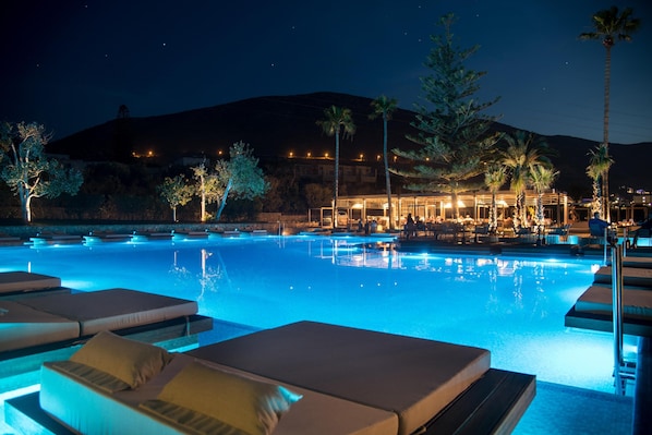 Piscina a l'aire lliure, para-sols i gandules