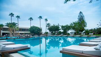 Außenpool, Sonnenschirme, Liegestühle