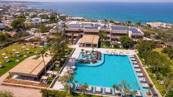 Außenpool, Sonnenschirme, Liegestühle