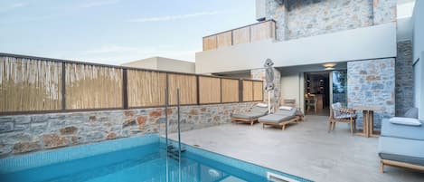 Garden Oasis Suite Private Pool | In-room safe, blackout drapes, soundproofing, iron/ironing board