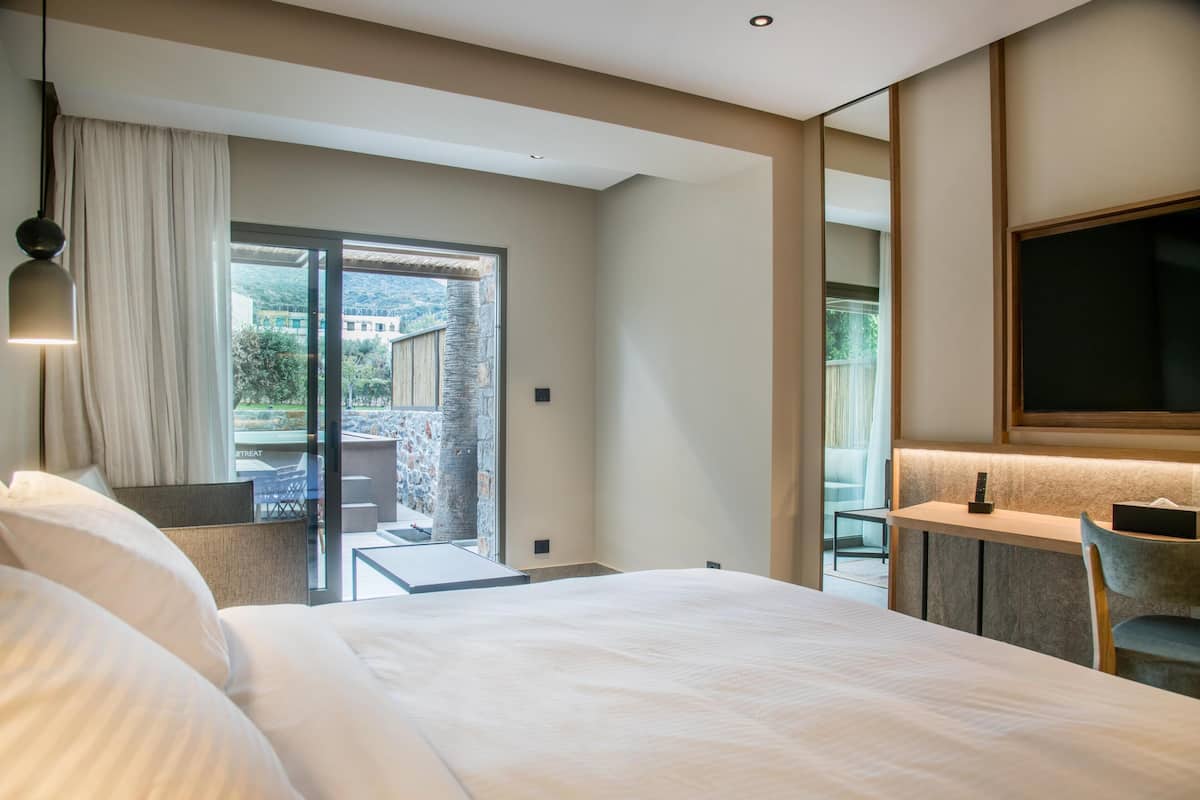 Classic Double Garden View Outdoor Hot Tub | In-room safe, blackout curtains, soundproofing, iron/ironing board