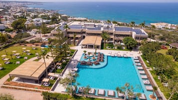 Outdoor pool, pool umbrellas, sun loungers